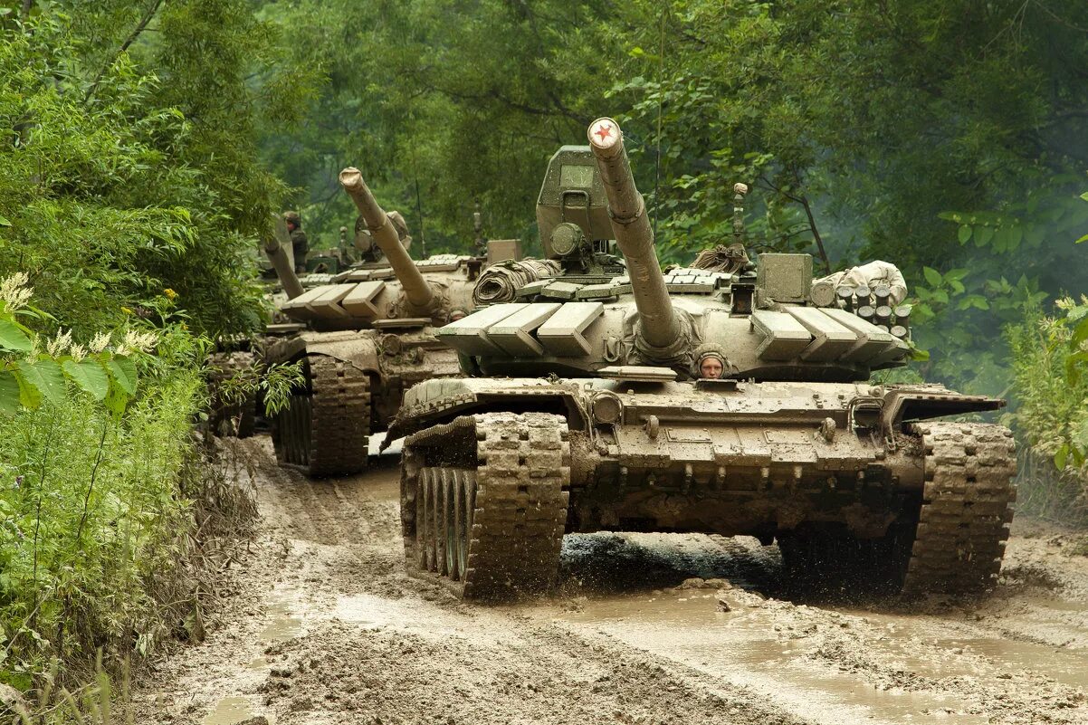 Скрежет танков. Танк т 80 в грязи. Танк т72 в лесу. Танк т 72 в грязи. Танк т-90 в грязи.