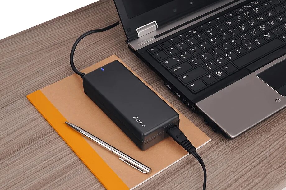 Можно играть на ноутбуке на зарядке. Laptop Charger. Подзарядка аккумулятор для ноутбука. Приспособления для ноутбуков. Ноутбук заряжается.