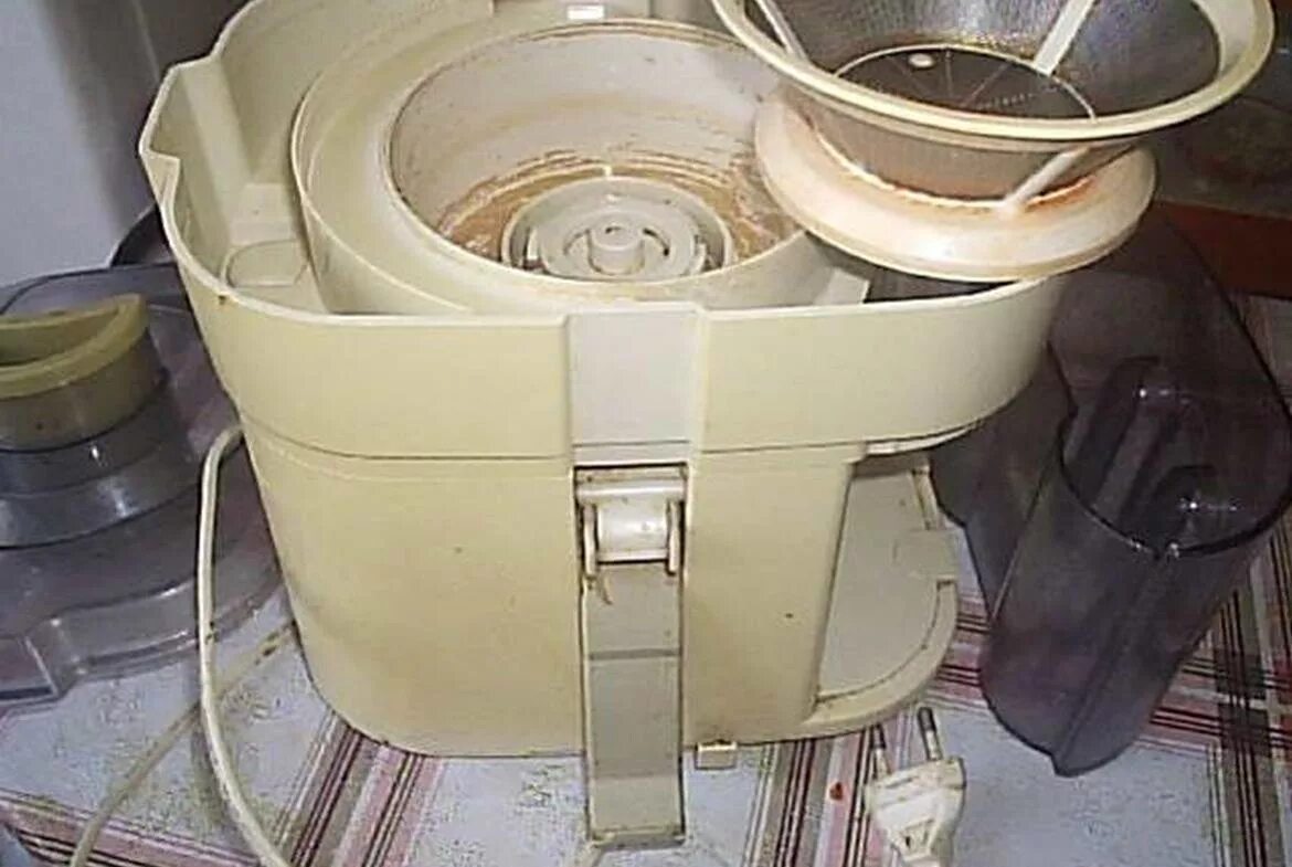 Как собрать советскую соковыжималку. Электрическая соковыжималка Советская СВМ 1.5. Соковыжималка Фирст Австрия. Соковыжималка AEG SF 103. Блендер и соковыжималка 2 в 1