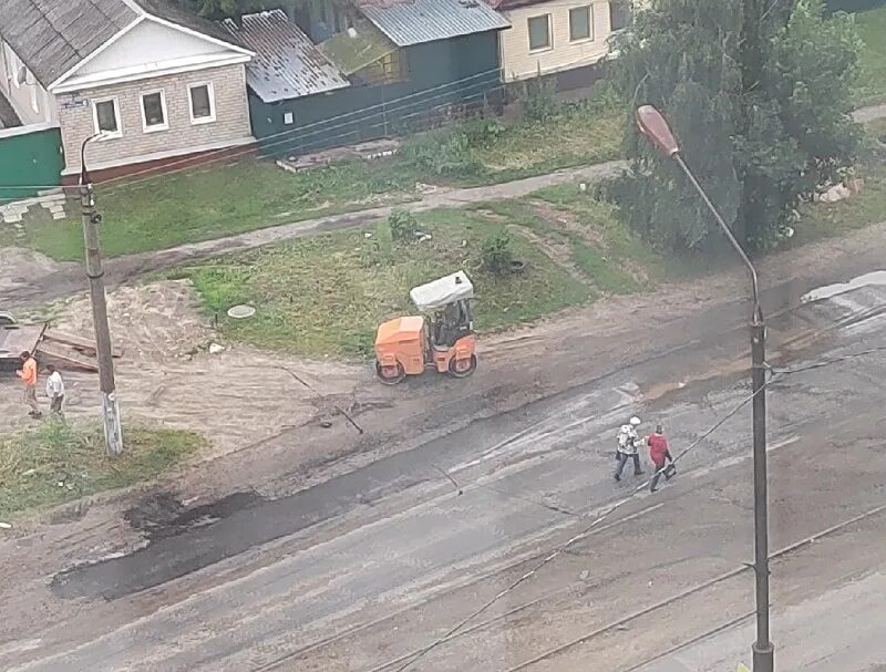 Асфальт в городе. Грязный асфальт. Асфальт Орел. По асфальту вновь стучат