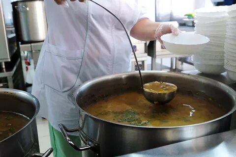В студенческой столовой готовят