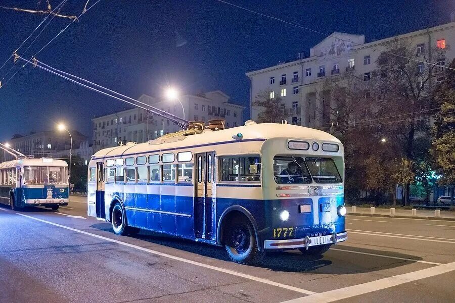 Синий троллейбус окуджава. Синий троллейбус Москва. Московский троллейбус Окуджава.