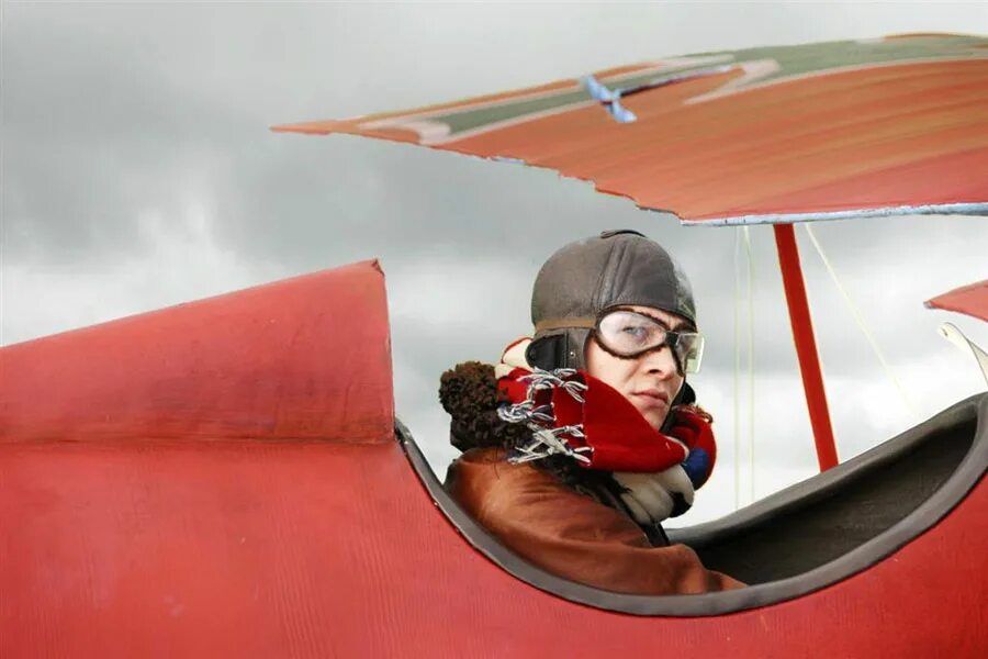 Red baron 2. Пилотская кепка. Красная пилота. Красная пилота. Пилот рыжий.