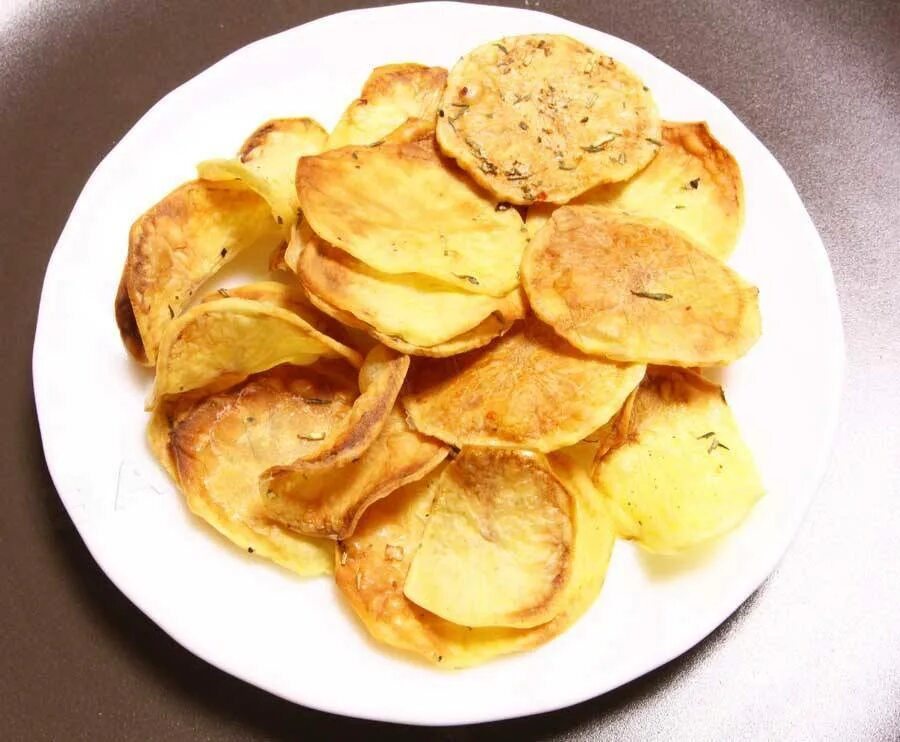 Чипсы в духовке из картошки. Картофельные чипсы в духовке. Лёгкие рецепты чипсов. Как делать домашние чипсы. Картофельные чипсы в домашних условиях.