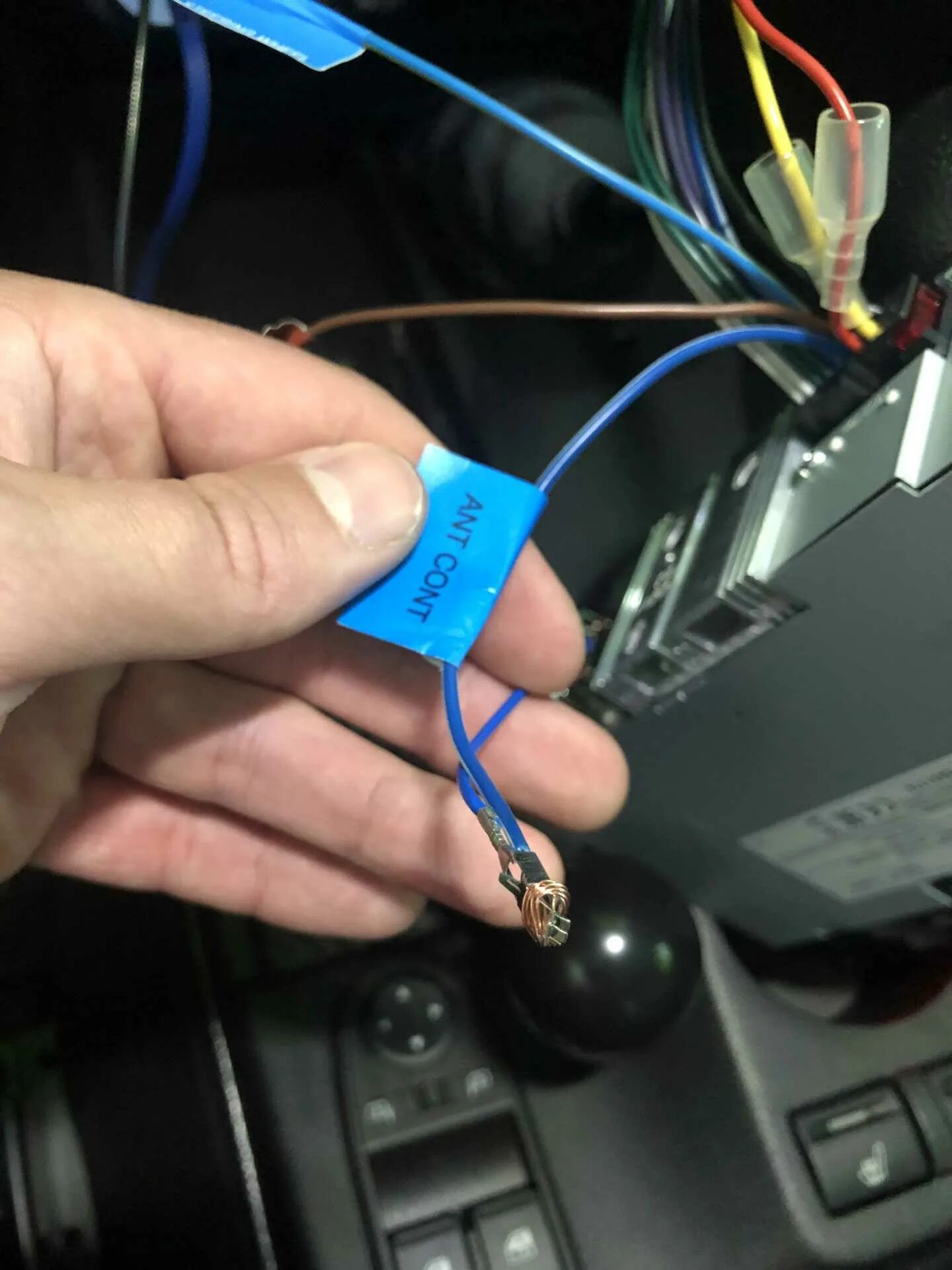 Провод управления усилителем. Питание антенны автомагнитолы. Схема подключения активной антенны бош к автомагнитоле. Шевроле круз штатный разъем усилитель антенны. Разъем усилителя антенны лансер 9.