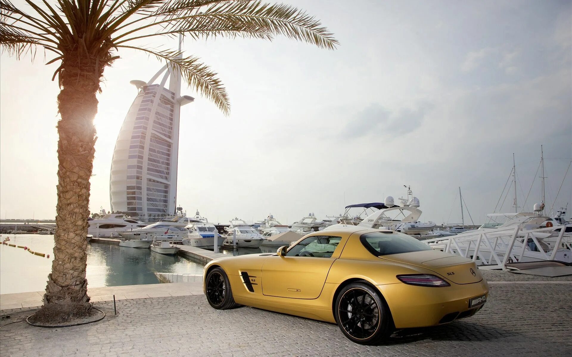 Car s outside. SLS AMG В Дубае. Mercedes SLS Dubai. Абу Даби 4к. Бурдж Аль араб Дубай машины.