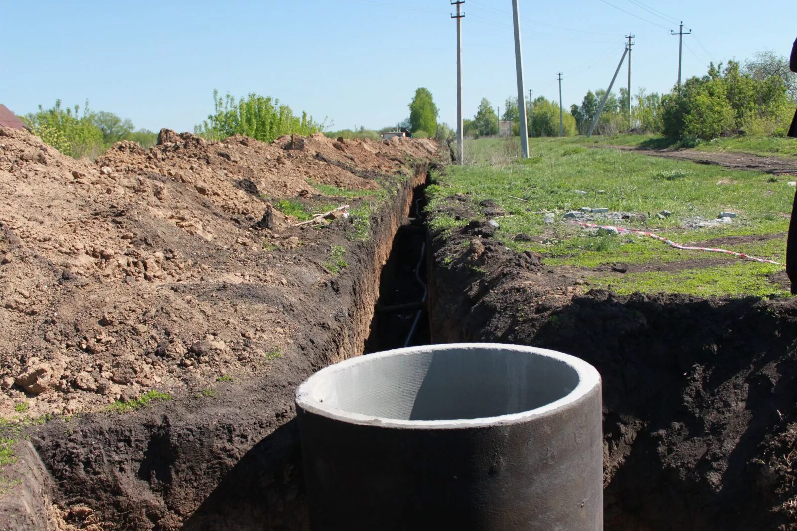 Копаем водопровод. Копаем водопровод. Рытье траншей. Канализация под фундаментом. Копка траншей для водопровода.