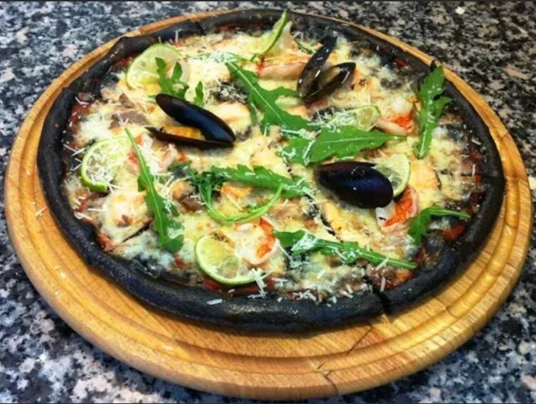 Пицца на черном тесте. Пицца с чернилами каракатицы. Пицца каракатица. Пицца каракатица. Пицца с чернилами каракатицы.