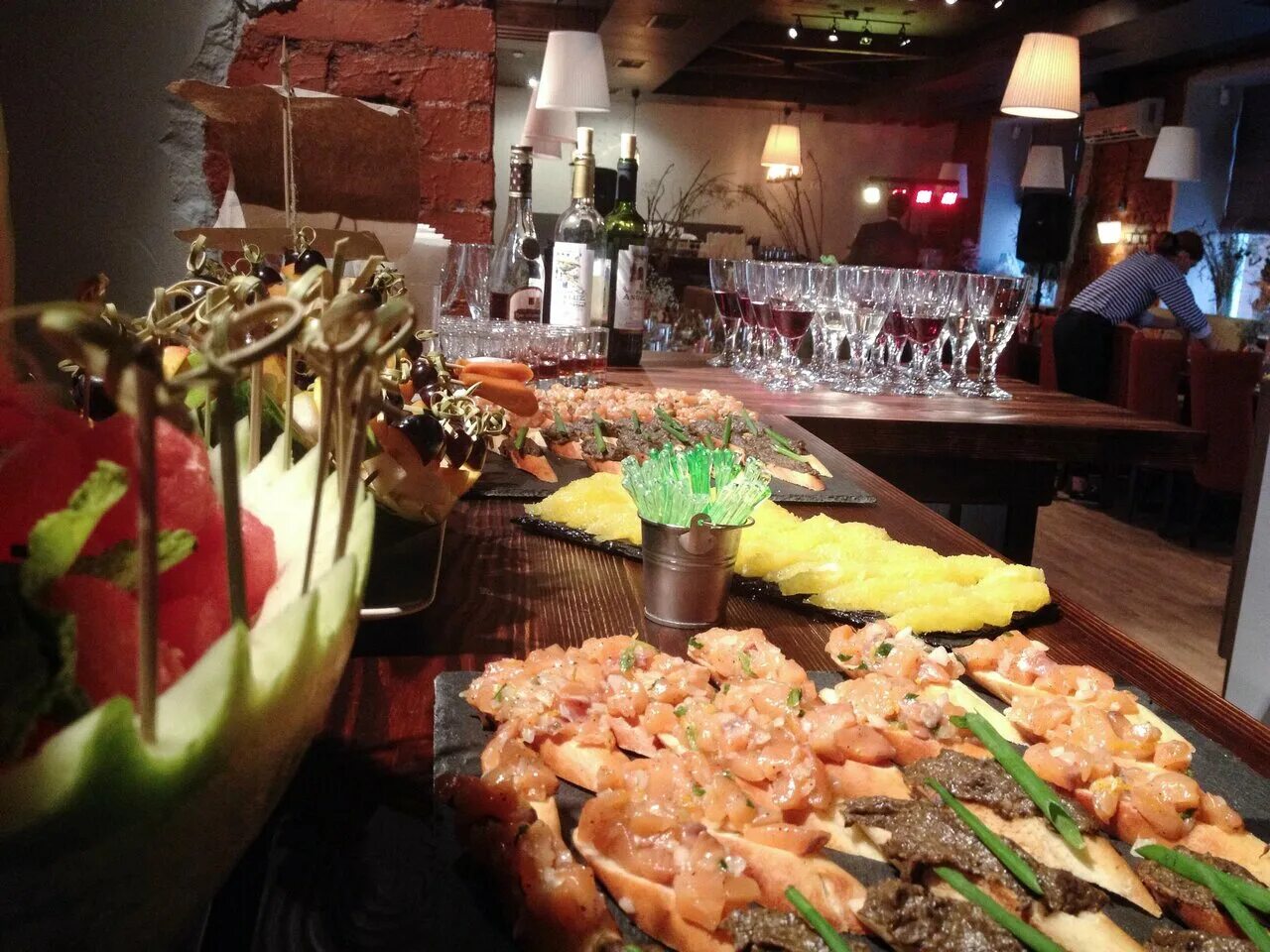 строганина из пеламиды зеленоградск. строганина рыба ресторан. ресторан угли калининград. строганина из жеребятины. строганина из оленины.