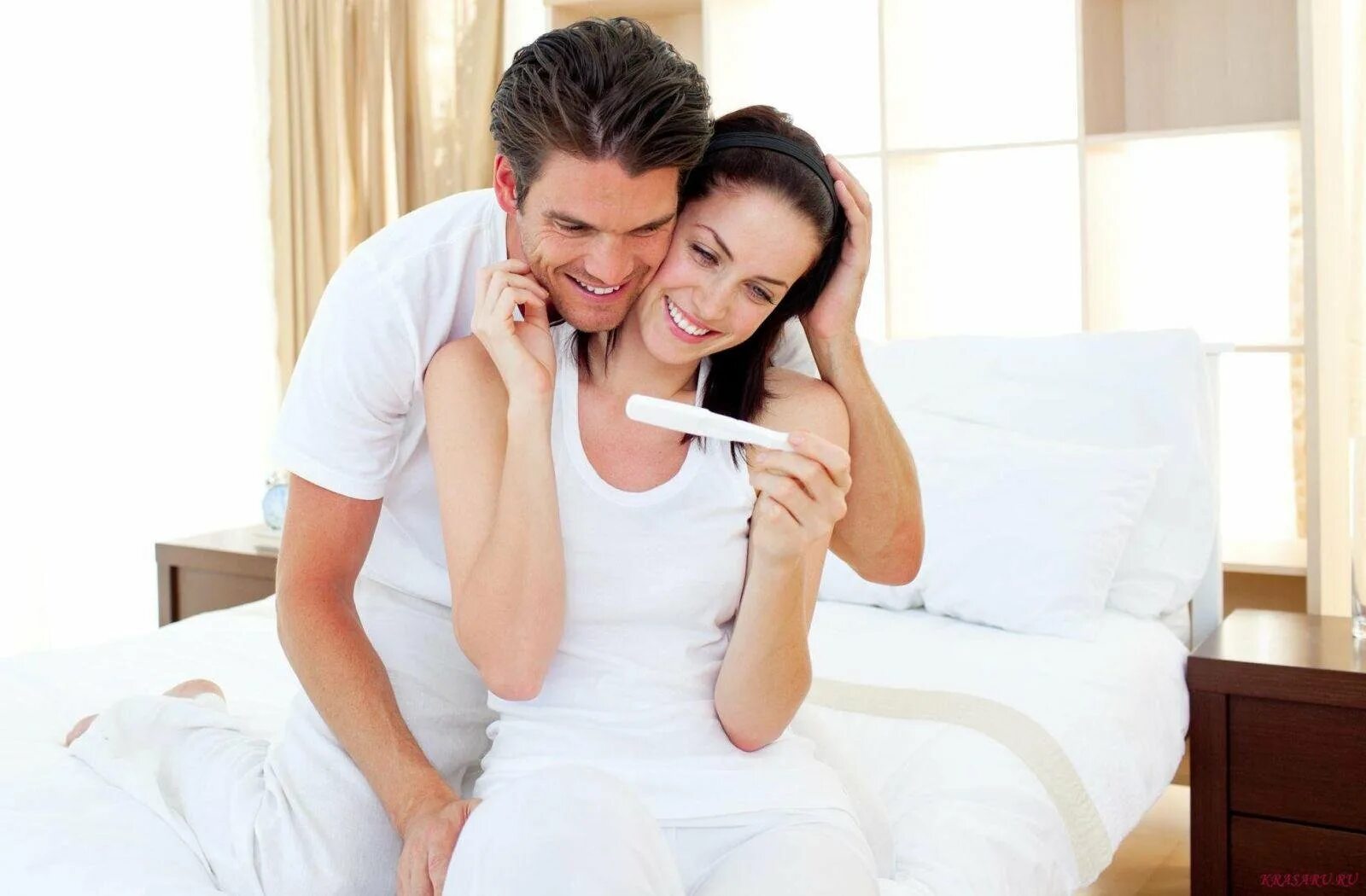 1 девушку что делать. Мужчина и женщина в постели. Сексуальность подростка. Фотосессия с несколькими мужчинами. Девушка влюбилась.