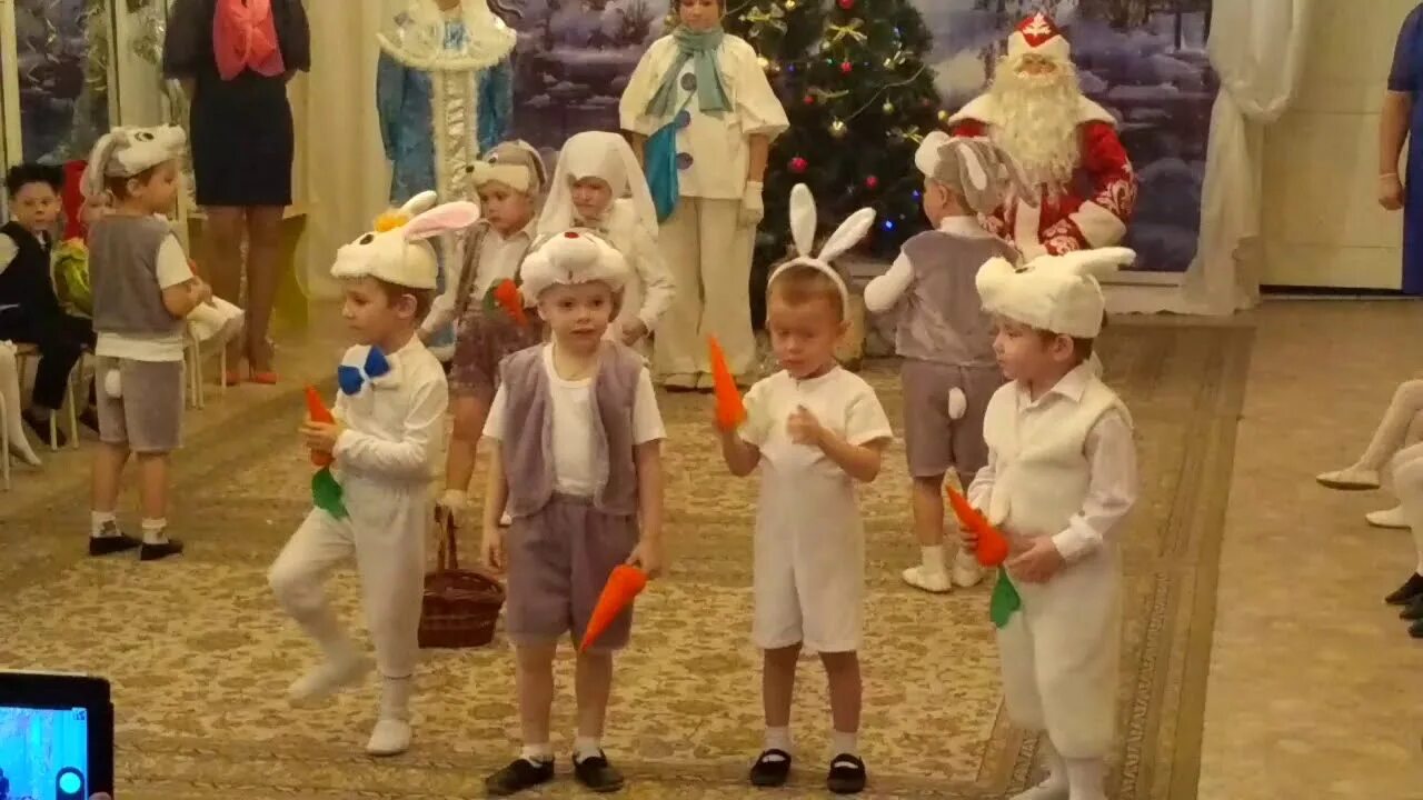 Танец зайчиков в детском саду на новый год. Танец зайчиков в детском саду младшая группа. Танец маленьких детей в детском саду на новый год. Мальчики зайчики в детском саду. Танец зайчиков младшая группа.