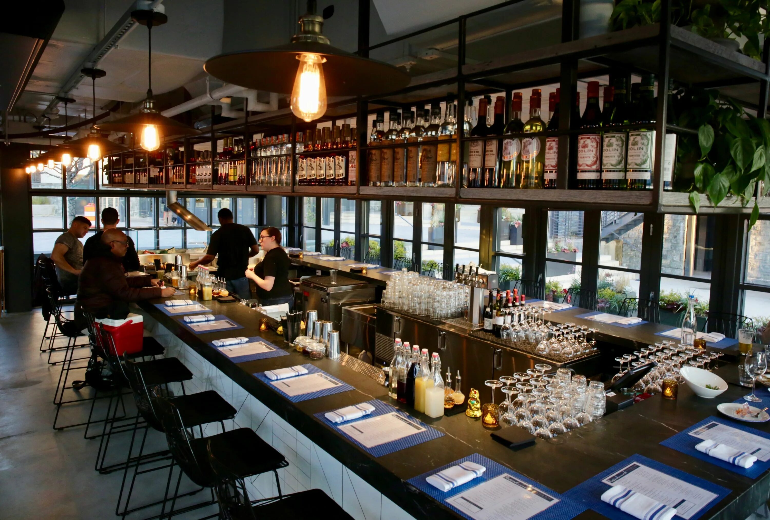 Lure oyster bar белорусская. Oyster bar. Lure oyster bar ресторан. Lure oyster bar пятницкая. Устрицы в кафе.