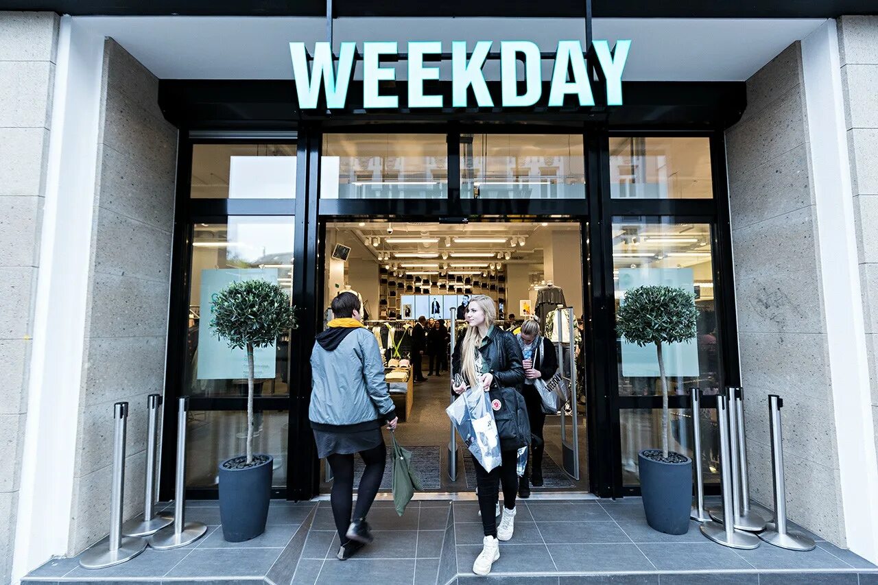 Weekday одежда. Weekday магазин. Weekday Авиапарк. Weekday логотип.