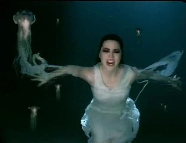 Evanescence going under перевод. Evanescence going under клип. evanescence в ванной. evanescence going under сцены. эванесенс фото предыдущей солистки.