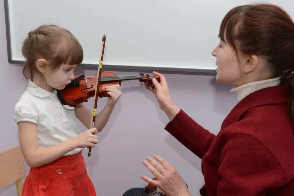 Музыкальные инструменты для детей. Занятие скрипкой в школе. Занятие в музыкальной школе. Занятия на музыкальных инструментах.