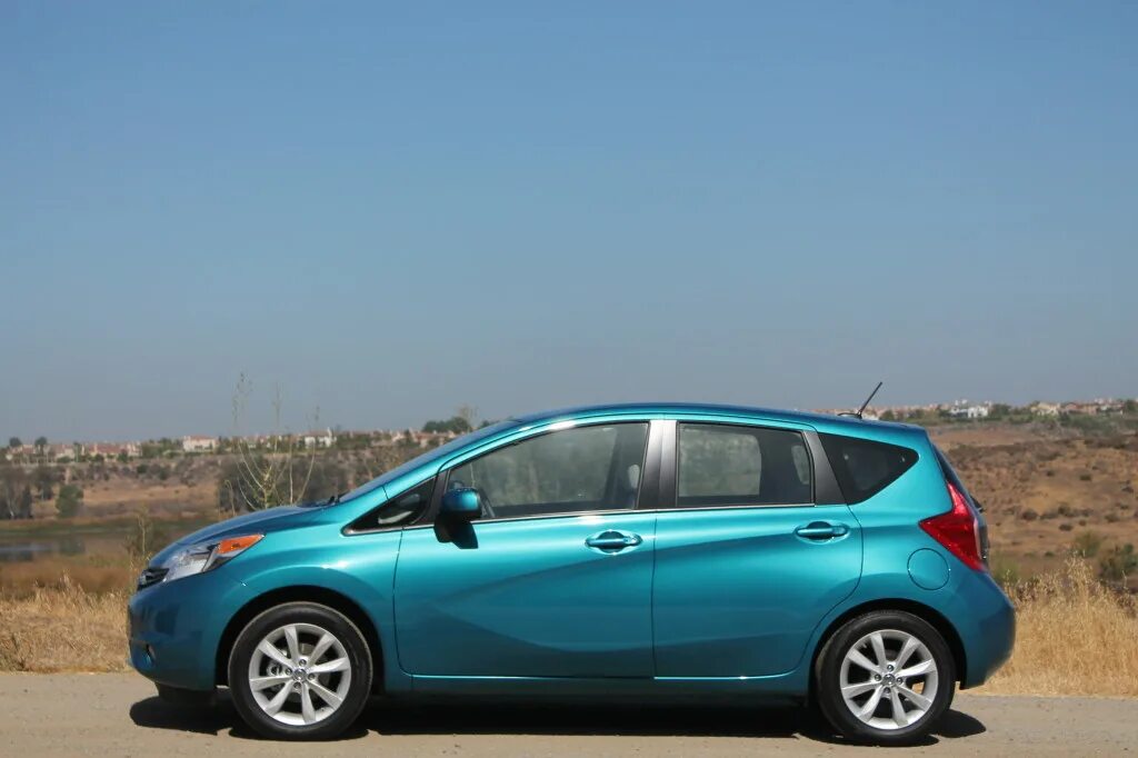 Note 12 зеленый. Nissan note versa e12. ниссан ноут 2014. nissan note e12 green. nissan note e12 2014.