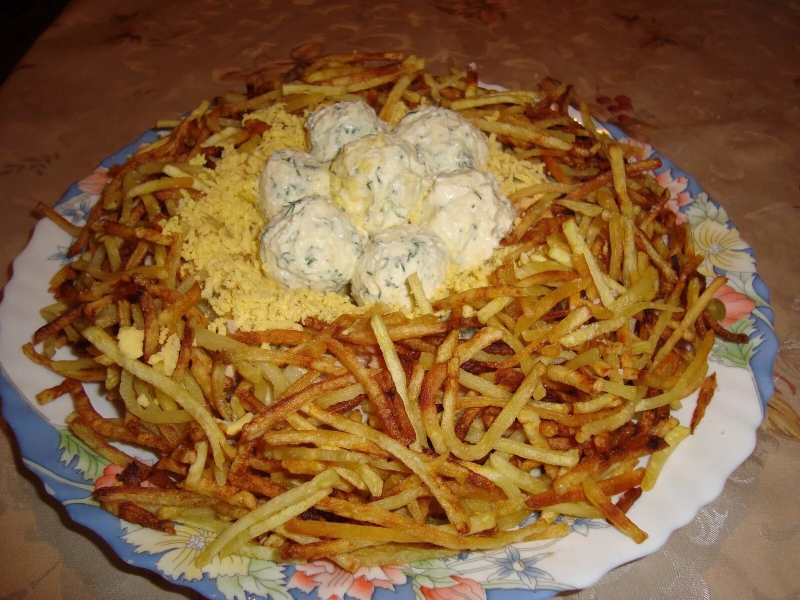 Яйцо глухаря салат. Салат птичье гнездо. Гнездо глухаря пошагово. Гнездо глухаря пошагово. Салат гнездо глухаря.