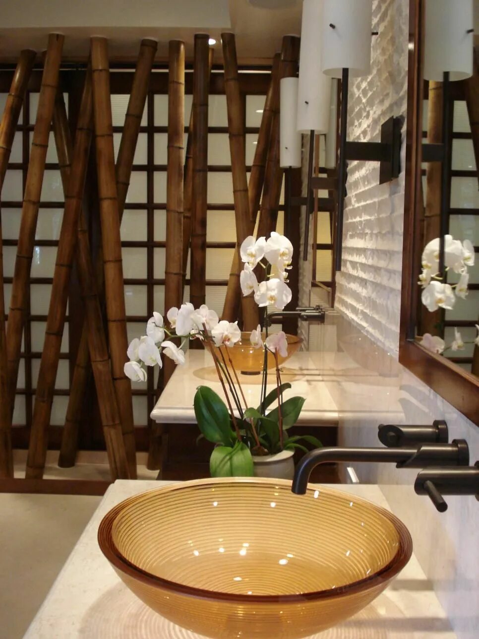 Японское спа. Ванная в стиле спа. Ванная в азиатском стиле. Ванная комната в японском стиле. Бамбук в интерьере ванной.