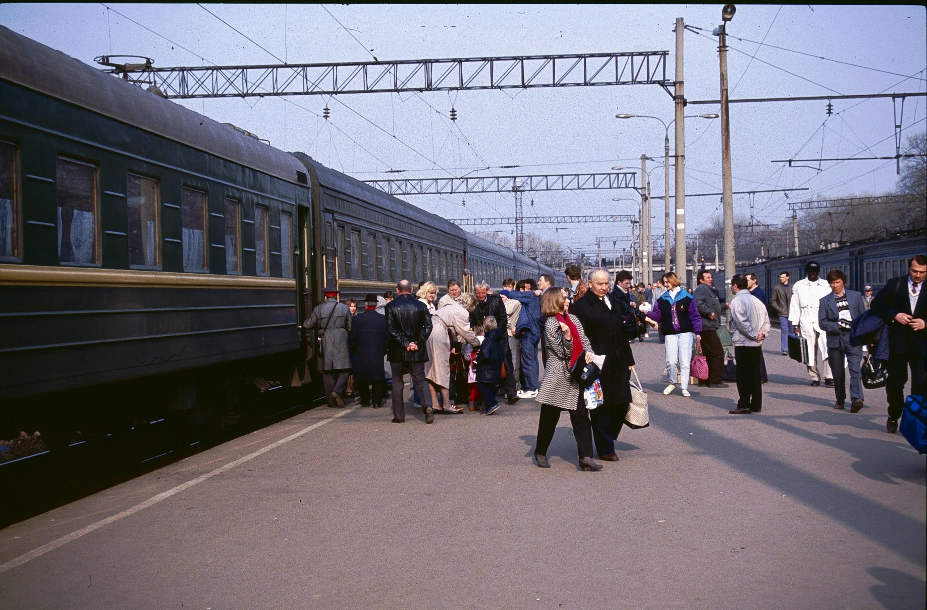 Железнодорожный перрон, Саратове. Перрон вокзала. Поезд на вокзале. Поезд на перроне.