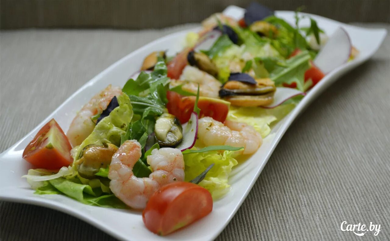 Мидии с помидорами и сыром. Салат мидии руккола помидоры. Мидии в ресторане. Мидии блюдо. Мидии с помидорами и сыром.