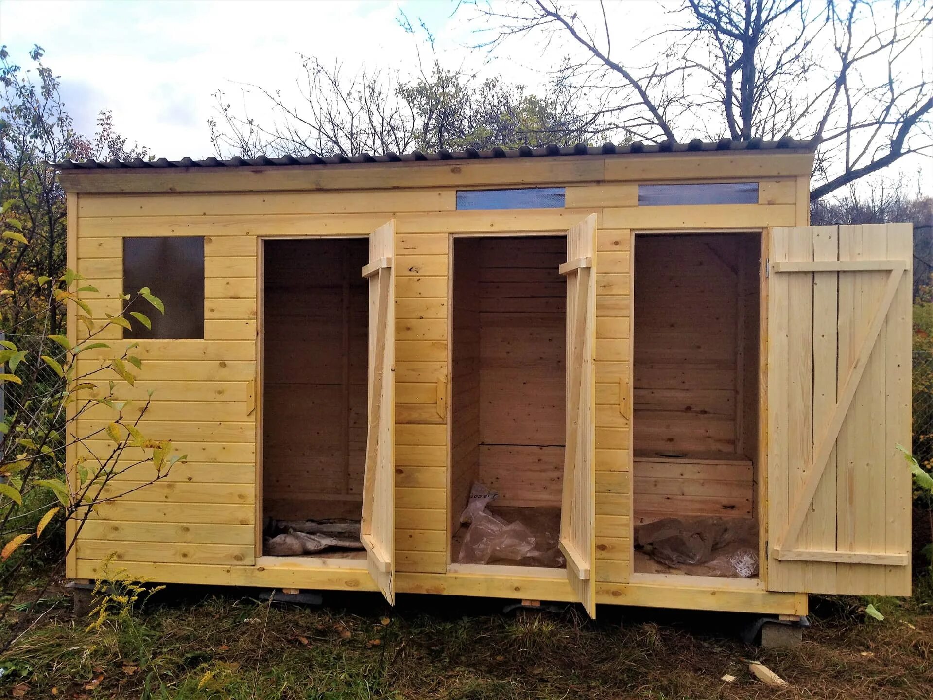 Дачный туалет с душем и хозблоком. Туалет с хозблоком для дачи. хозблок с туалетом для дачи. сарай с туалетом для дачи. хозблок с душем.