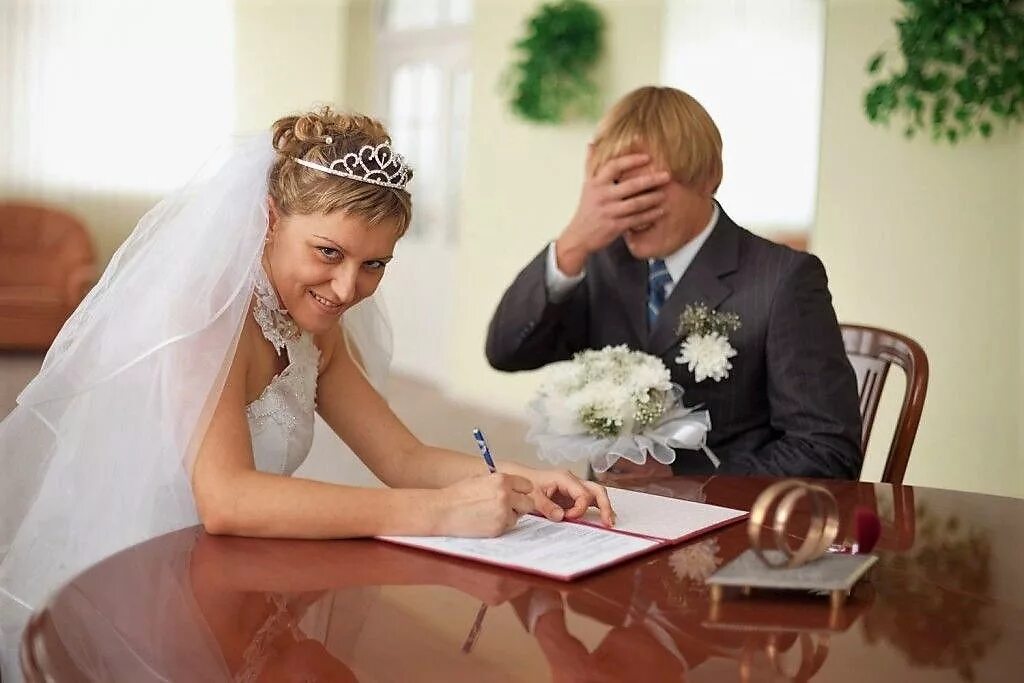 Развод можно в любом загсе. Жених и невеста в ЗАГСЕ. Невеста в ЗАГСЕ. Молодожены в ЗАГСЕ. Свадьба ЗАГС жених и невеста.