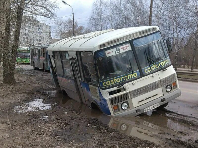 Автобус забуксовал. Маршрутка 407. Автобус застрял. Автобус в грязи. Паз 3205 ржавый.