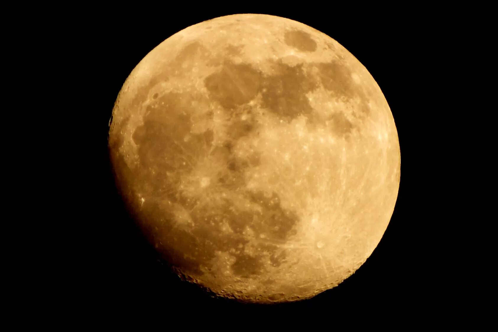Луна есть помогать. Луна в телескоп. Луна в подзорную трубу. Какого цвета Луна. Луна 2015.