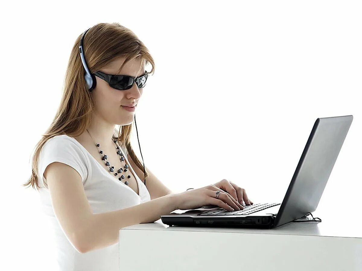 Работа для ограниченных людей. Компьютер для слепых. Незрячий за компьютером. Компьютер для девочек. Слепой человек за компьютером.