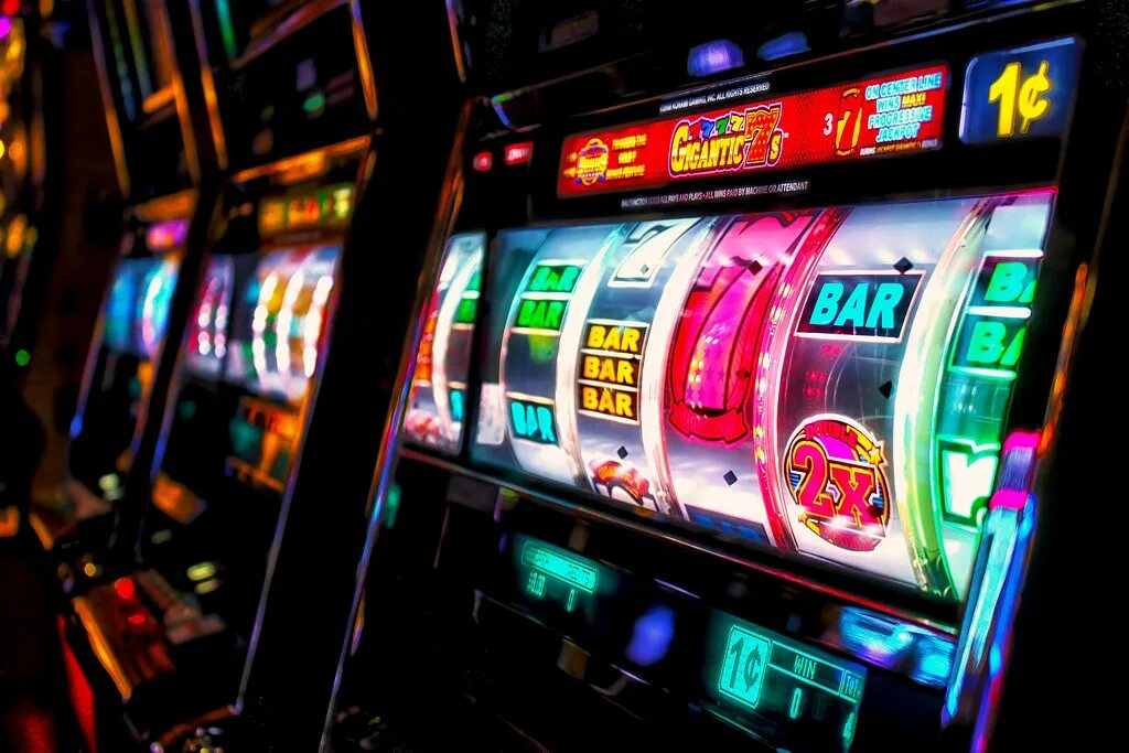 Игровые автоматы дающие всегда verigi win slots. Популярные игровые автоматы. Слоты казино. Зал игровых автоматов на деньги. Игорное заведение.
