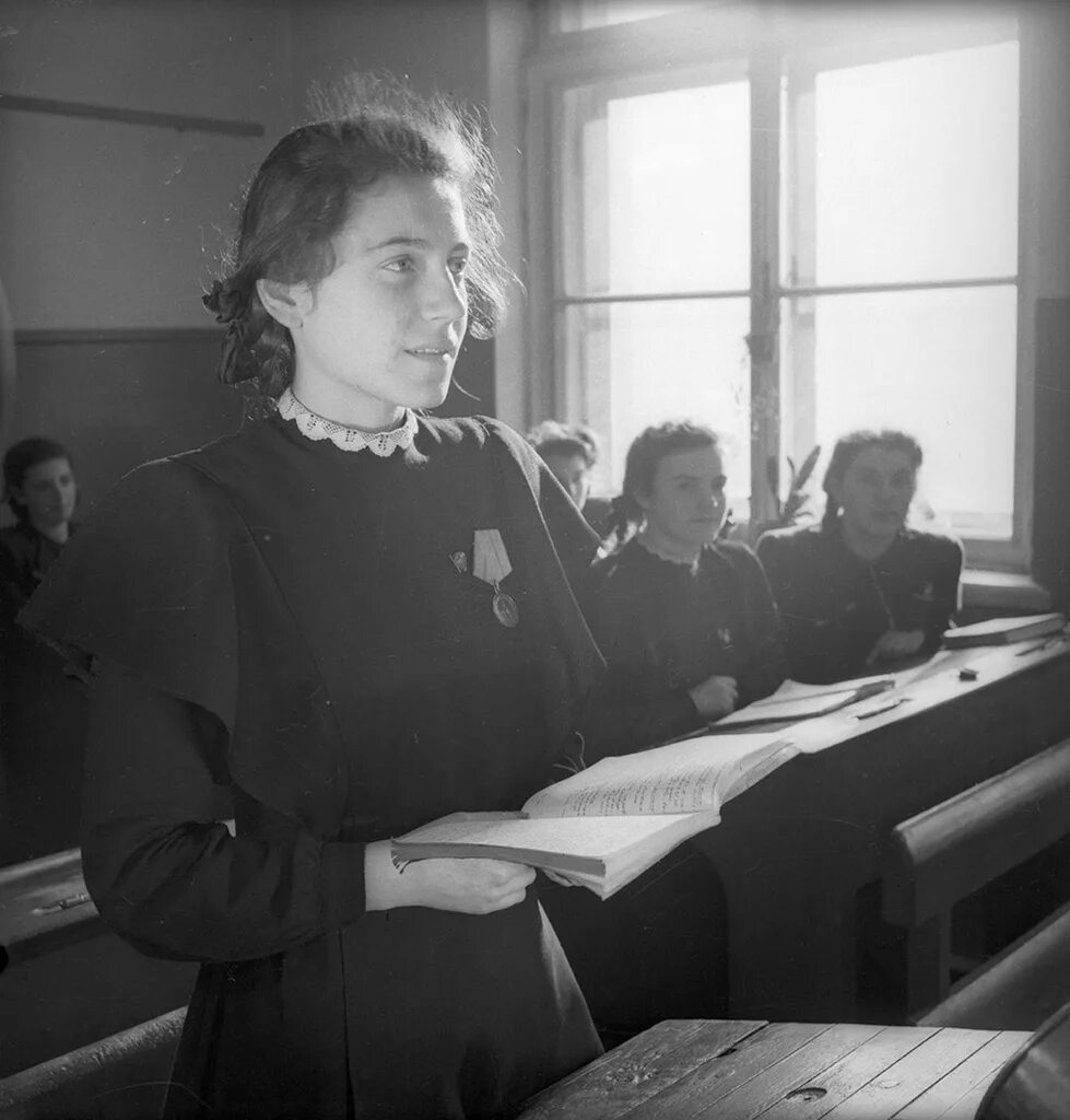 Советские школы в послевоенные годы. 3 школа 1943 года новошахтинск. Шрм школа рабочей молодежи. Школа 1943 война. Школы блокадного ленинграда 1943 год.