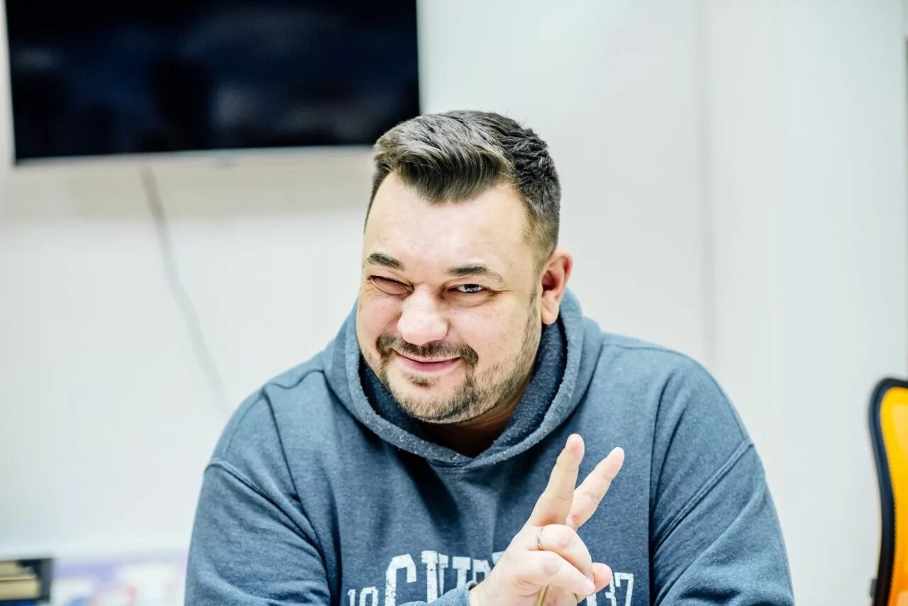 Лет жукову руки вверх. Сергей жуков. сергей жуков руки вверх. сергей жуков 2025. сергей жуков руки вверх фото.