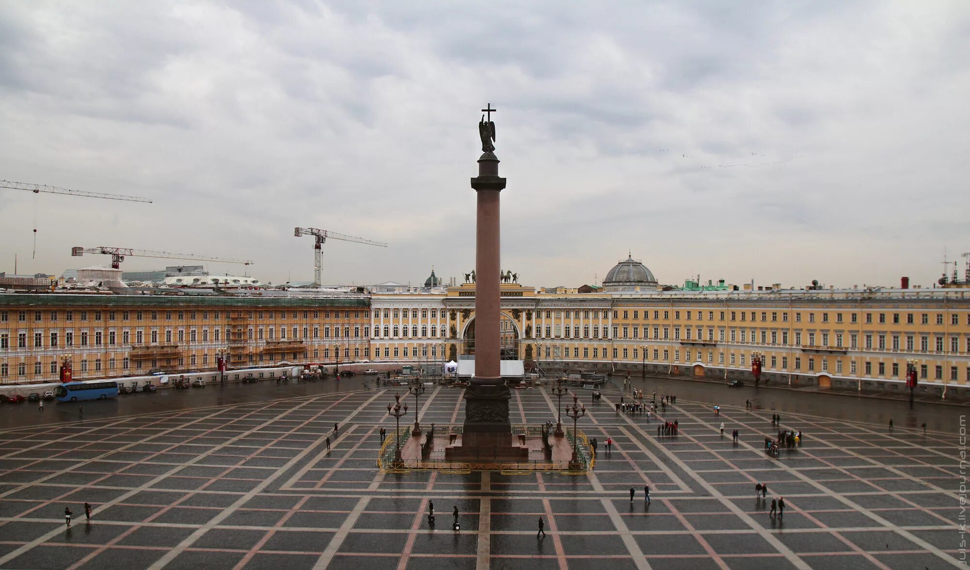 1 4 в петербурге. Дворцовая площадь в Санкт-Петербурге. Ансамбль Дворцовой площади в Санкт-Петербурге. Архитектурный ансамбль Дворцовой площади. Дворцовая площадь 1915 Санкт-Петербург.