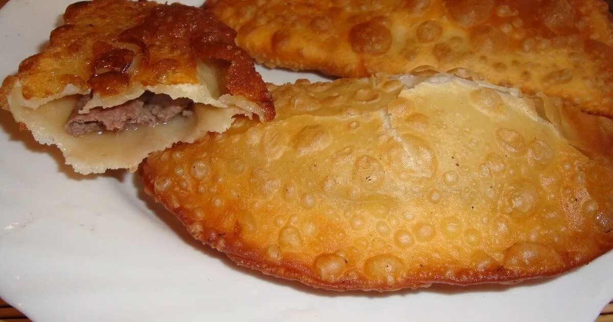 Лучшее тесто для чебуреков. Хрустящее тесто для чебуреков. вкусное тесто для чебуреков пузырчатое и хрустящее. чебуреки хрустящие с пузырьками. заварное тесто для чебуреков.