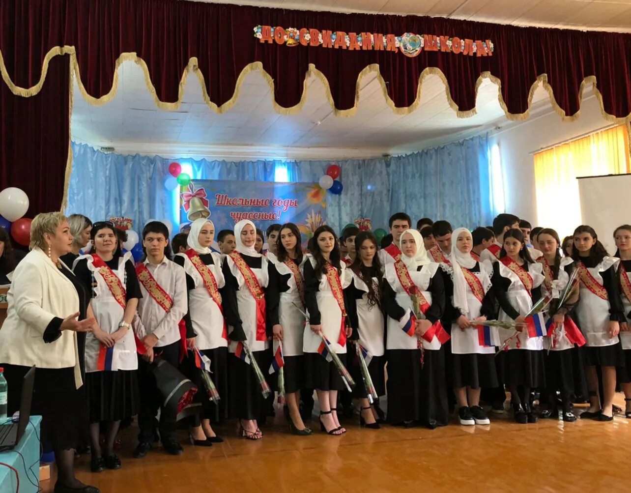 27 школа махачкала. Сабнова дагестан. Дагестанская школа. Последний звонок дагестан. Школа в дагестане.