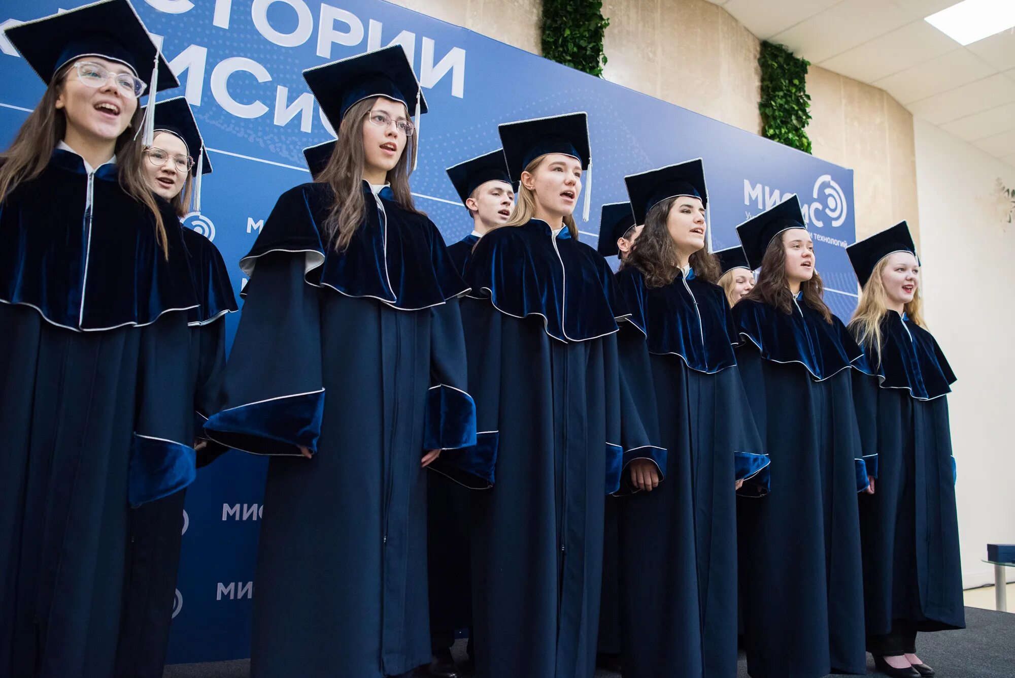 Магистр музыки. Мантия НИТУ МИСИС. Мантия выпускника МГУ. МЭИ выпускники в мантиях. Красная мантия выпускника МИСИС.