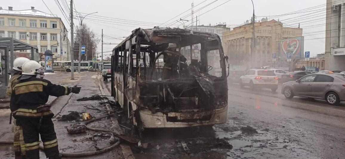 Чп автобус. ВВ кираое сгорел автобус. Сгорел автобус Новосибирск. Сгоревший автобус на автобусной улице в СПБ.