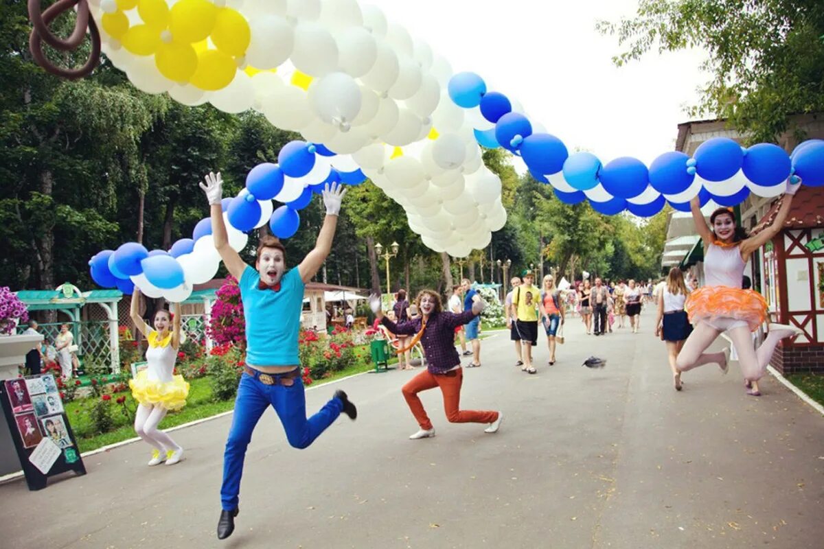 День рождения парка отметили. Воздушные шары в парке. Шарики в парке. Воздушные шары в парках. Детский день рождения в парке.
