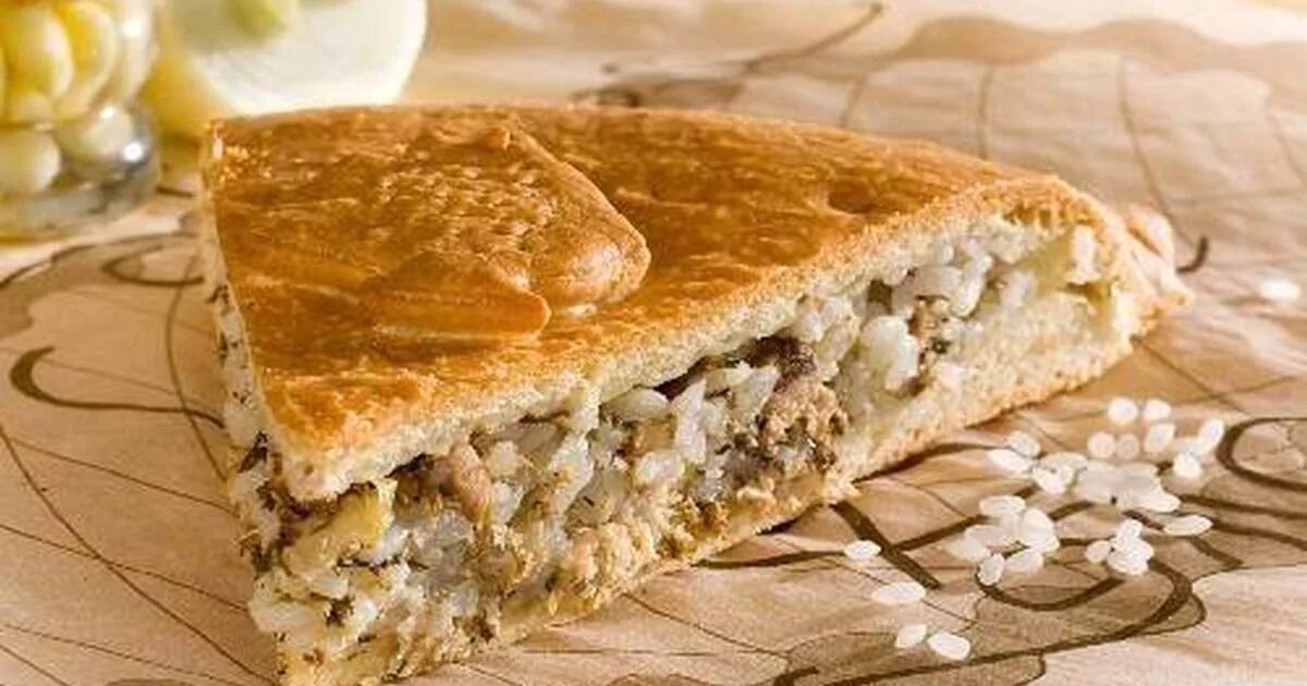 Пирог с рисом мясом дрожжевой. Пирог с сайрой. заливной пирог с консервой рыбной. пирог с рыбной консервой и рисом. пирог с сайрой консервированной.