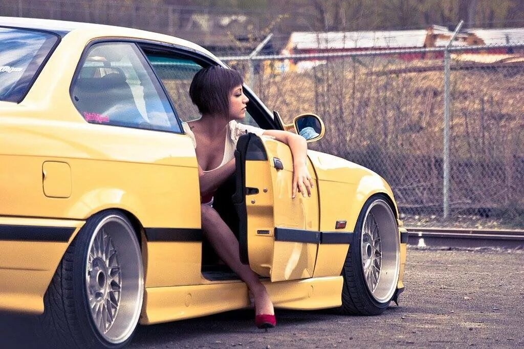 Девушки гоняют. BMW e36 Compact stance. BMW e36 and girls. BMW m3 e36 девушки. БМВ е30 и девушка.