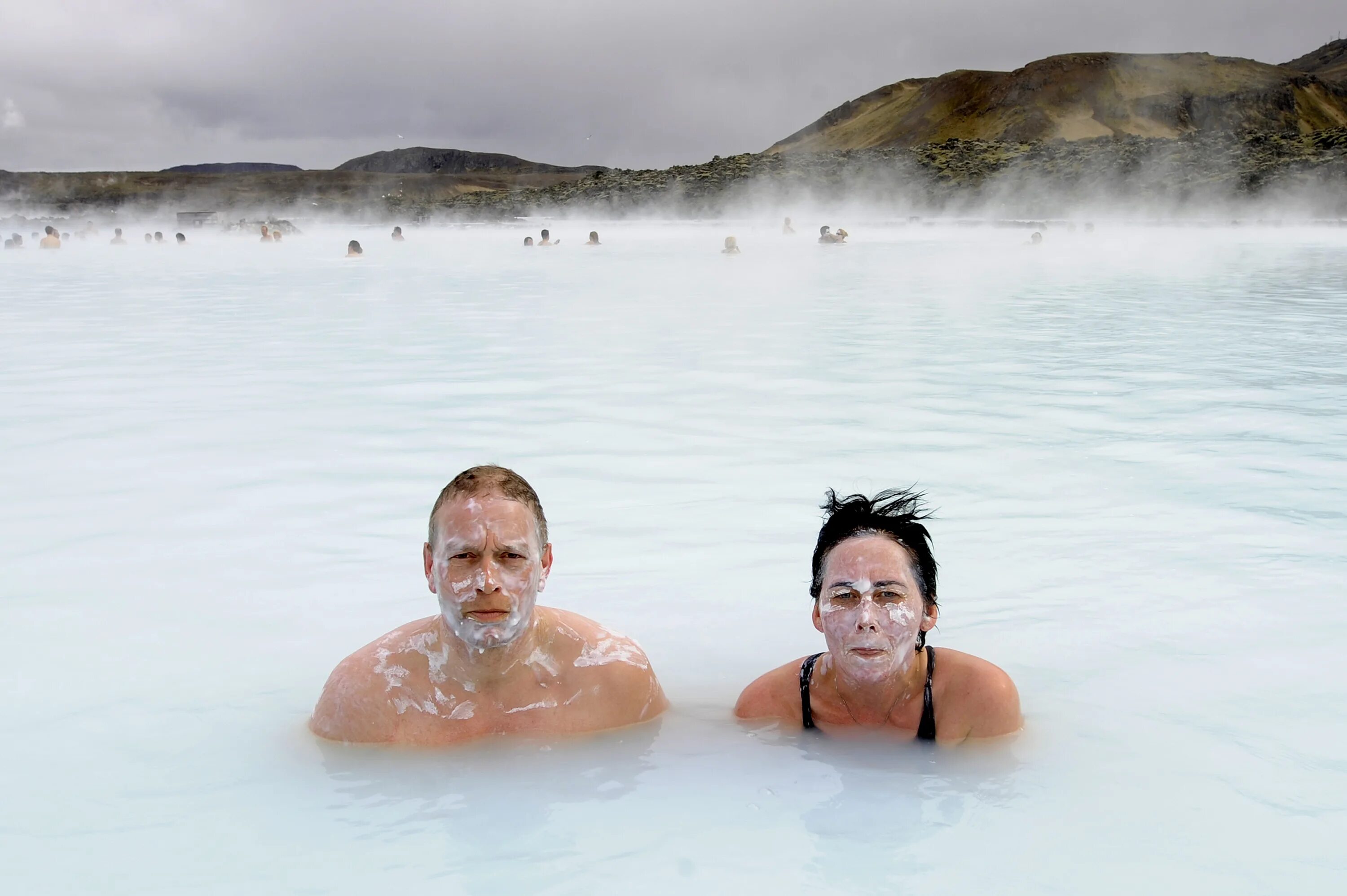 Купание в термальных источниках. Исландия люди. Люди в горячих источниках. Купаться в горячих источниках. Купание в источнике зимой