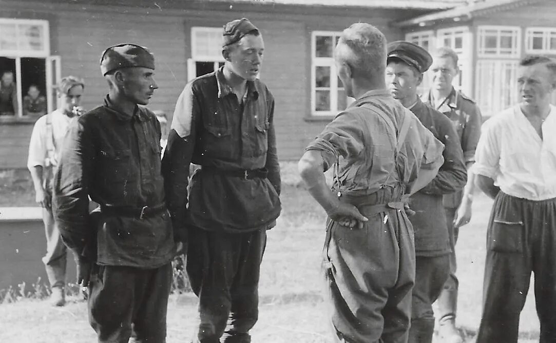 Советские солдаты в немецком плену. Пленные финские солдаты 1944. Пленные солдаты вермахта Берлин. Военнопленные третьего рейха в лагерях красной армии.
