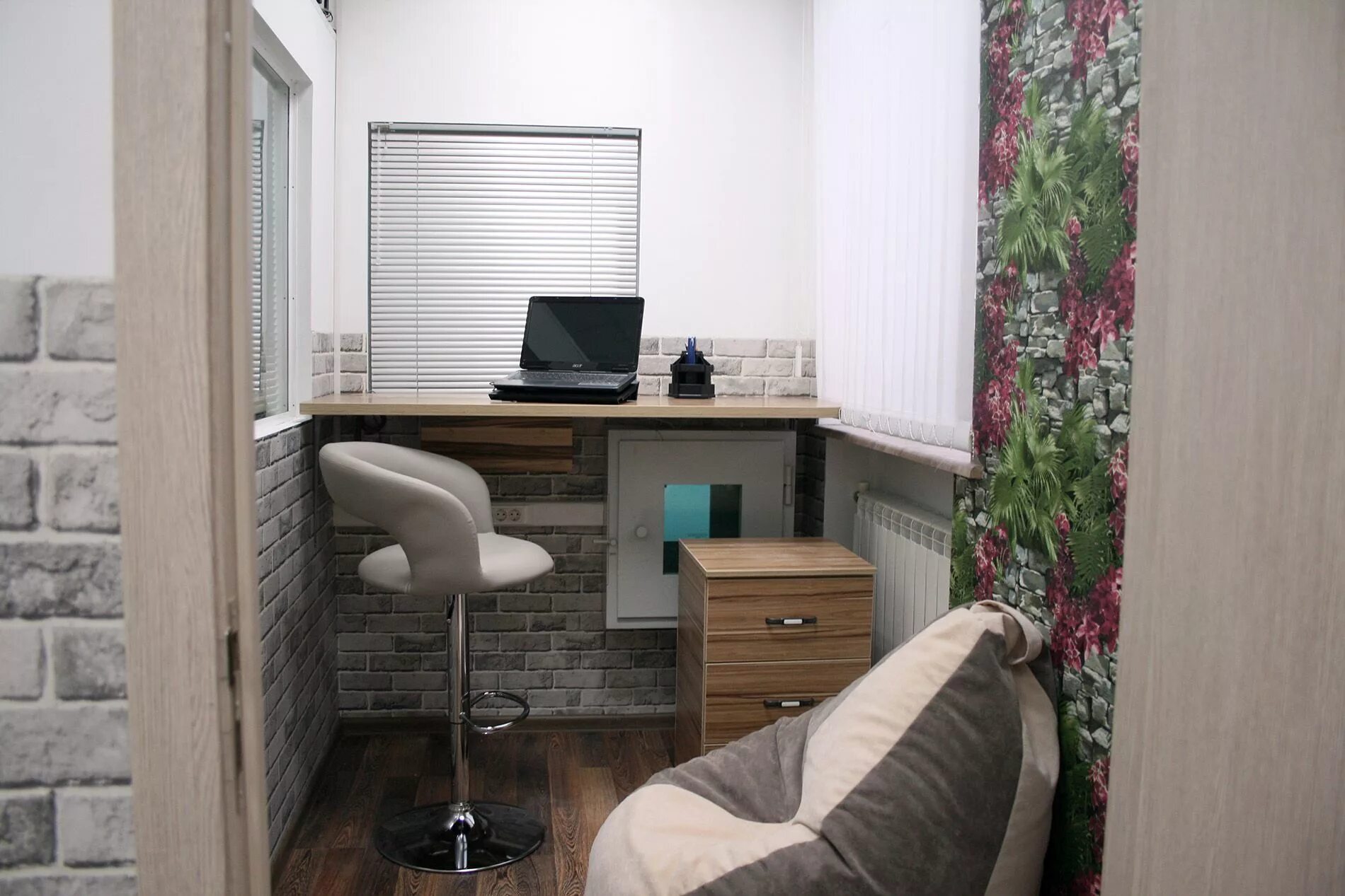 Интерьер кабинета в маленькой комнате. Рабочее место на узком балконе. Дизайн маленького офиса. Помещение 10 квадратных метров. Помещение 7 кв метров.