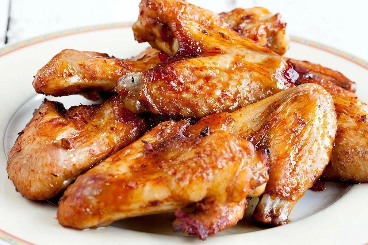 Buffalo Chicken Wings. Куриные крылышки (в пряной глазури, BBQ, Чили-манго, ). Жареные куриные крылышки. Крылья куриные жареные.