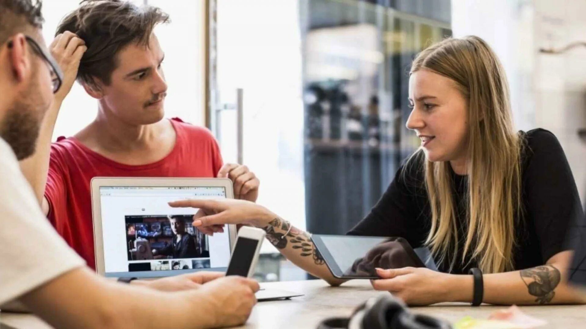 Девушка маркетолог. For your business. Обучение. Бизнес тренинг. For your business.