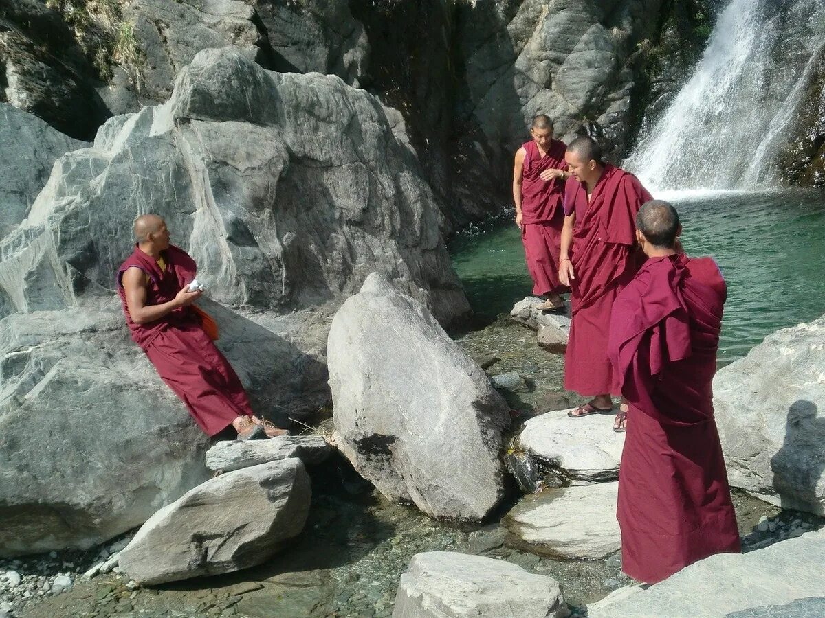 Почему индийские монахи делали посох многогранным. Монахи отшельники Тибета. Лхаса монахи. Монах в горах Тибета. Буддийский монах.