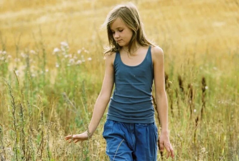 Child s age. Миа Сааринен. Миа Сааринен 2008. Девочки подростки на озере. Зои Херан.