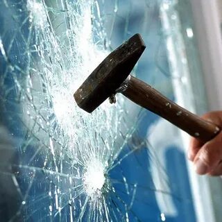 Он надышал на стекла в доме