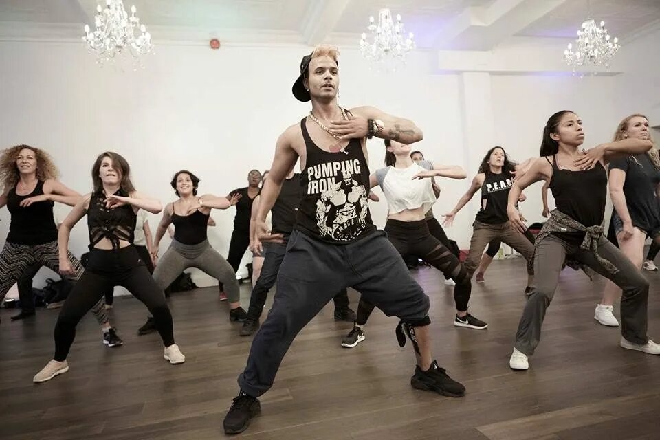 Движения фанк. Дэнсхолл стиль танца. стиль танца reggaeton. reggaeton танец. джаз фанк стиль танца.