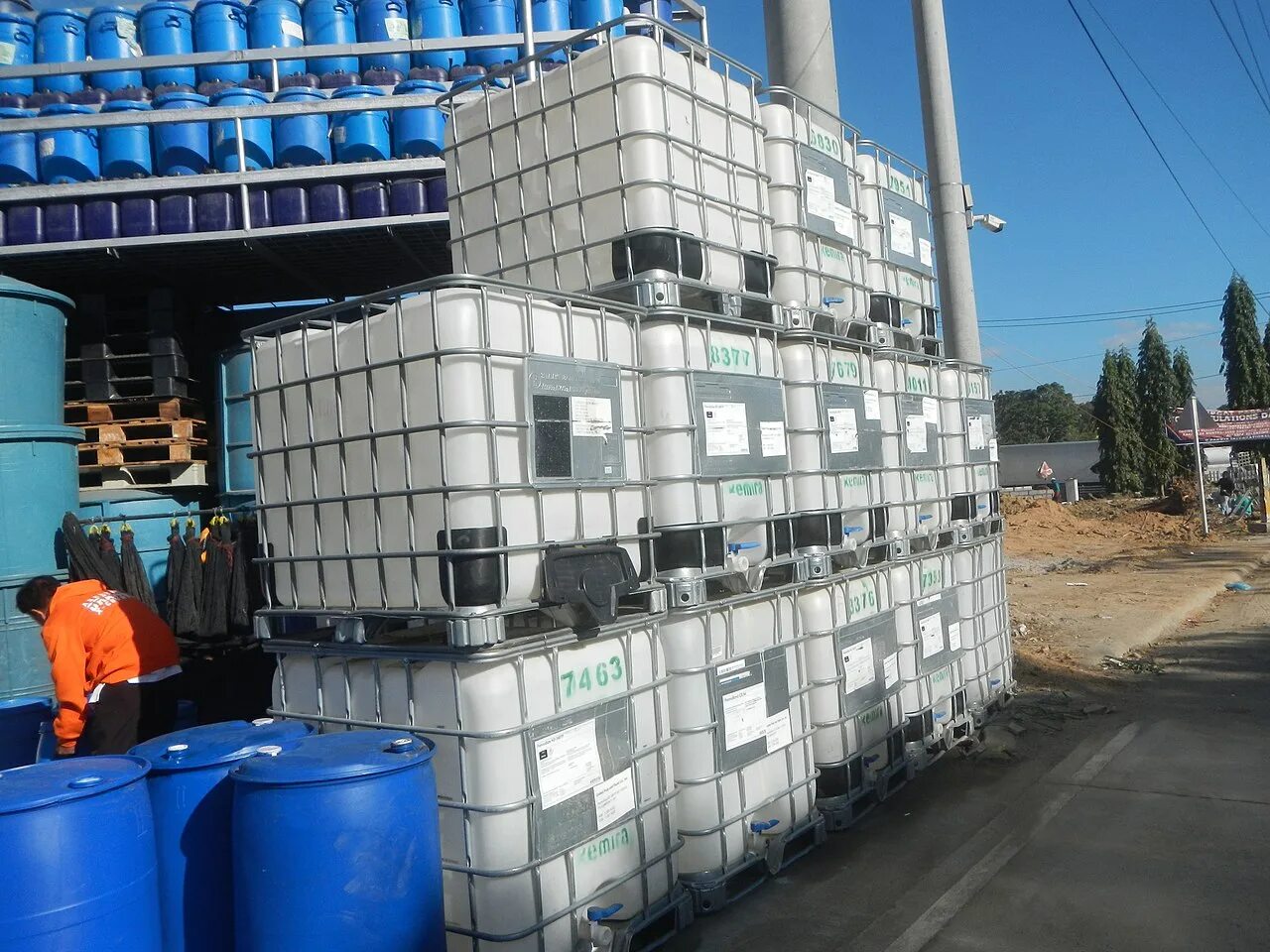 Перевозка массового груза. IBC контейнер еврокуб. Еврокуб IBC контейнер на 1000 л. Контейнер средней грузоподъемности для массовых грузов КСМ. Контейнер средней грузоподъемности для массовых грузов (IBC-контейнер).